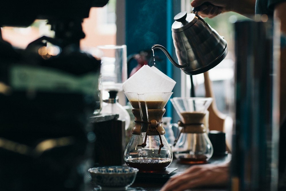 Kaffee wird in eine Glaskanne gebrüht