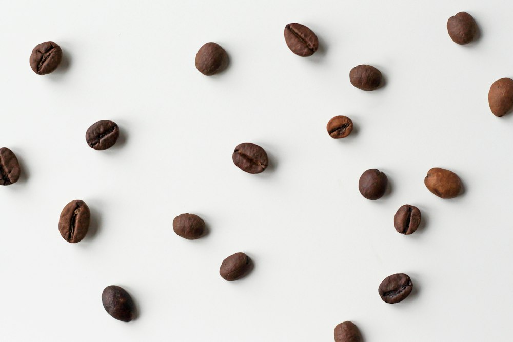 Braune Kaffeebohnen in Großaufnahme